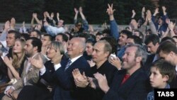 Юрий Лужков и Владимир Путин на концерте Пола Маккартни