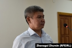 Адвокат Ағысбек Төлегенов "орамал дауына" қатысты сот отырыстарында. Ақтөбе, 22 мамыр 2018 жыл.