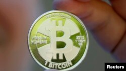 Макет монеты для виртуальной валюты биткоин.