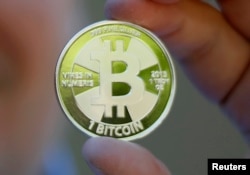 Макет виртуальной валюты "биткоин", которую угрожает обрушить Сергей Мавроди