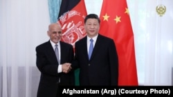 محمد اشرف غنی رئیس جمهور افغانستان حین مصافحه با شی جین پینک رئیس جمهور چین در قرغزستان. June 13 2019