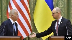 Яценюк (справа) и вице-президент США Байден во время визита в Киев в декабре 2015 года.
