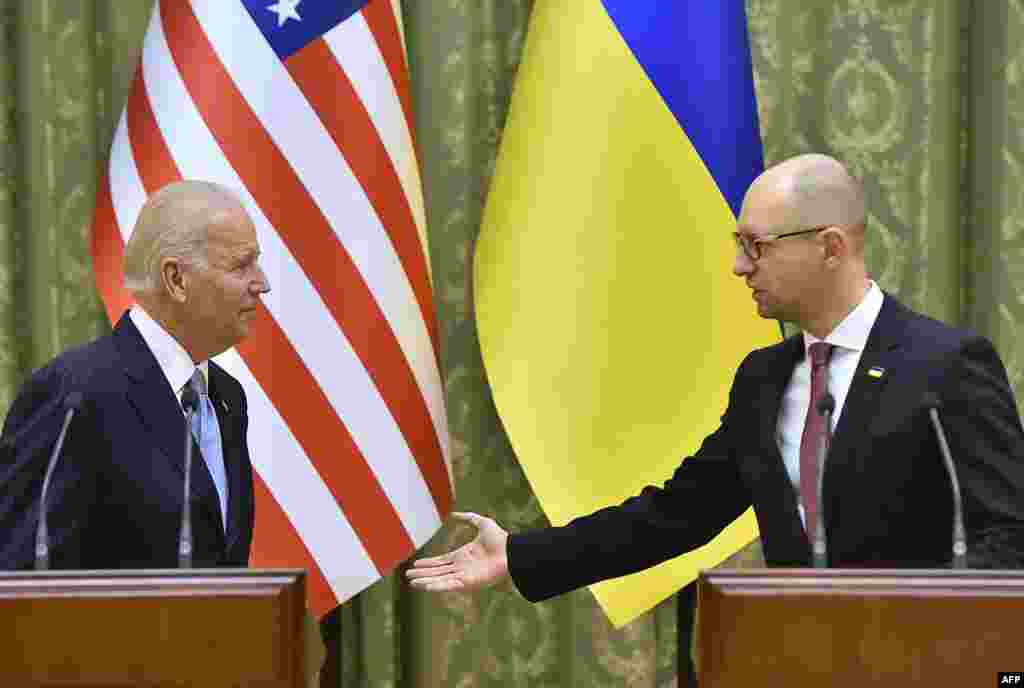 Прем&#39;єр-міністр України Арсеній Яценюк вітає віце-президента США Джо Байдена під час його візиту до Києва наприкінці 2015 року