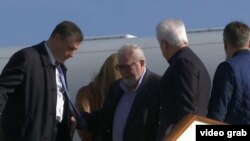 Педро Аргамунт прибуває до Сирії у березні 2017 року на російському літаку (скріншот із відеосюжету російського телеканалу)