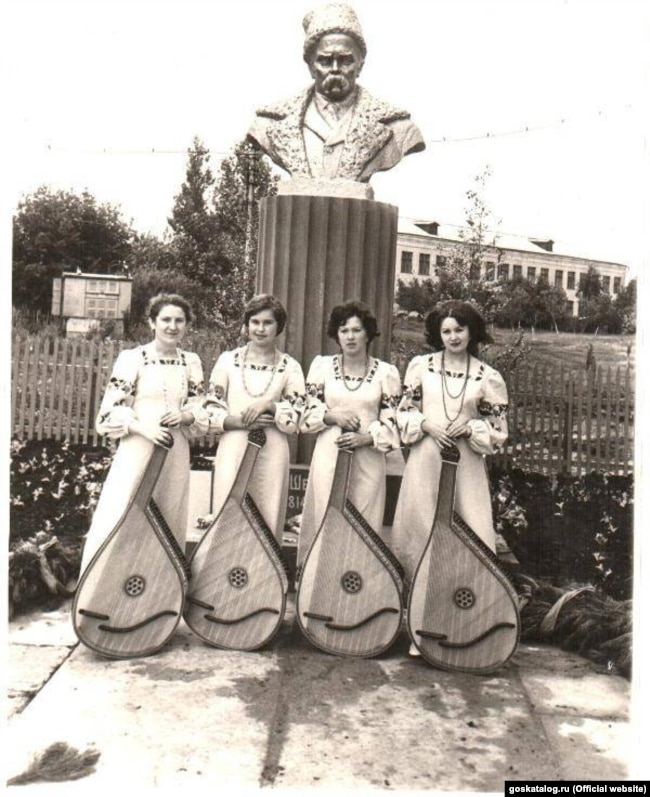 Жовтий Клин. Учасниці ансамблю бандуристок «Чарівниці» біля пам'ятника Тарасу Шевченку в селі Старий Хопер Балашовського району Саратовської області Росії. 1978 рік