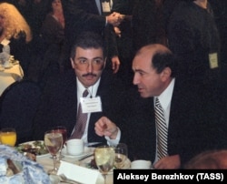 Михаил Ходорковский (сол жақта) мен Борис Березовский, 1998 жыл.