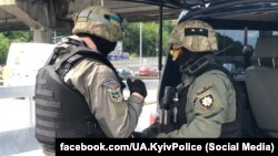У поліції кажуть, що щоденно перевіряють понад 1000 підозрілих осіб