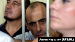 Один з обвинувачуваних кримських татар: Рустем Абільтаров (у центрі)