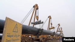 Iraq -- Workers set up a natural gas pipeline at Iraq's border with Iran in Basra, southeast of Baghdad, April 12, 2016