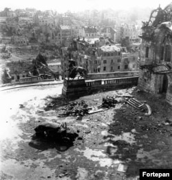 A corner of the Buda Castle following WWII. The Fortepan archive plots the slow reconstruction of Budapest and captures moments from Hungary’s communist period which began after the war and lasted until 1989.