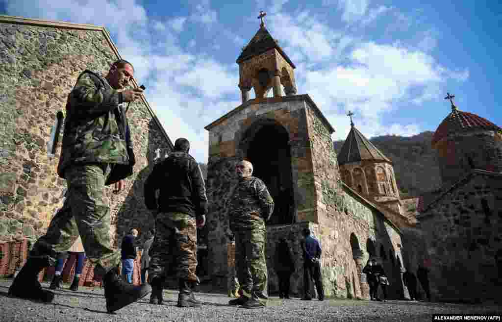 Вірменські солдати ходять територією монастиря. Дадіванк розташований у Кельбаджарському районі Азербайджану, одному з семи районів, які повинні бути повернені під контроль Баку за угодою про припиненню бойових дій за Нагірний Карабах