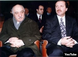 Фетхуллах Гюлен (слева), влиятельный мусульманский лидер, и премьер-министр Турции Реджеп Эрдоган.