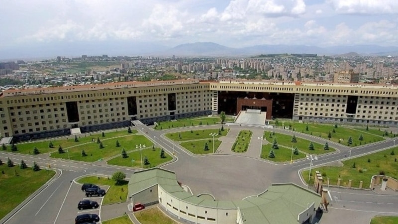 Азербайджанские ВС взяли под прицел боевую технику, осуществляющую боевое дежурство на территории Армении – Минобороны 