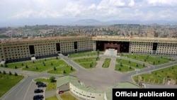 Здание Министерства обороны Армении в Ереване (архив).