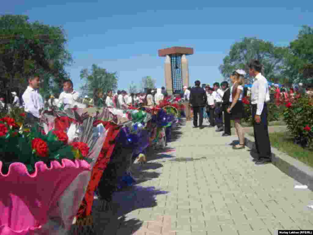 Возложение цветов к памятнику жертвам политических репрессий у поселка Жаналык в Алматинской области.