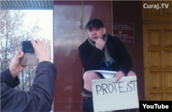 Anatol Mătăsaru, în timpul protestului din ianuarie 2016