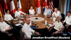Лідери держав «Групи семи» і президент Європейської ради Шарль Мішель та голова Європейської комісії Урсула фон дер Ляєн у перший день саміту G7. Замок Ельмау у Баварських Альпах, Німеччина, 26 червня 2022 року 