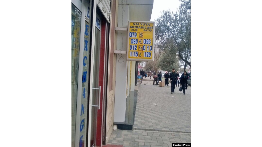 Bakıdakı bu valyutadəyişmə məntəqəsində dolları yalnız alırlar. 21 fevral
