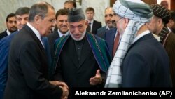 Əfqanıstanın keçmiş prezidneti Hamid Karzai (ortada) Taliban nümayəndələrini Rusiyanın xarici işlər naziri Sergei Lavrova təqdim edir