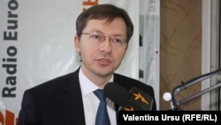 Veaceslav Negruţa în studioul Europei Libere la Chișinău