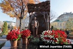 Памятник Исламу Каримову в Москве.