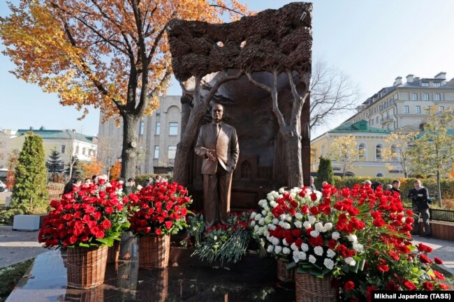 Памятник Исламу Каримову в Москве.