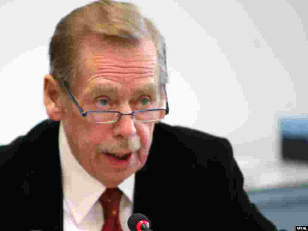 Vaclav Havel ia cuvîntul la şedinţa editorială a Europei Libere