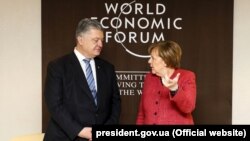 Президент України Петро Порошенко і канцлер Німеччини Анґела Меркель. Давос, 23 січня 2019 року