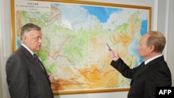 Владимир Јакунин (лево), кој беше на чело на Руските железници една деценија сè додека не беше отстранет во 2015 година, е поранешен офицер на КГБ, дипломат, жител на Санкт Петербург и близок сосед на претседателот Владимир Путин.