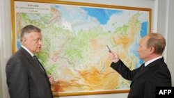 ვლადიმირ იაკუნინი (მარცხნივ) და ვლადიმირ პუტინი. 2011 წელი
