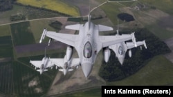 Lovci F-16 norveškog vazduhoplovstva i lovci italijanskog ratnog vazduhoplovstva Eurofighter Typhoon patroliraju nad Baltikom tokom NATO misije vazdušne policije iz vazdušne baze Zokniai u blizini Šjauljaja, Litvanija, 20. maja 2015.