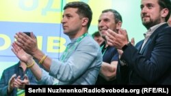 Владимир Зеленский (в рубашке) в избирательном штабе своей партии «Слуга народа». Киев, 21 июля 2019 г.