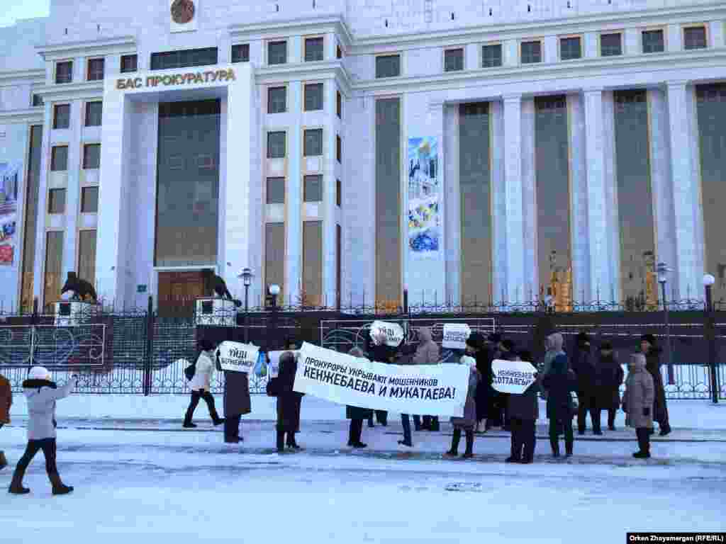 Желтоқсанның 18-і күні Астанада Қазақстан бас прокуратурасына баспана дауы бойынша арыздануға келген ондаған адамды - &laquo;Махаббат&raquo;&nbsp;тұрғын үй кешені тұрғындарын полиция ұстады. 2009 жылы бірнеше жүз адам 49 пәтерді жалға алу туралы келісім-шартқа отырып, тұрғын үй кешені иесіне ақша төлеп келген. Бірақ меншік иесі үйді басқа компанияға сатып жіберіп, жаңа қожайын олардан пәтерлерді босатуды талап еткен. Сот тұрғындардың келісім-шарттарын жарамсыз деп тауып, оларды пәтерлерінен шығару туралы шешім қабылдаған. &laquo;Махаббат&raquo; тұрғын үй кешені тұрғындары сот шешіміне наразылық танытып, бірнеше рет акция өткізген.