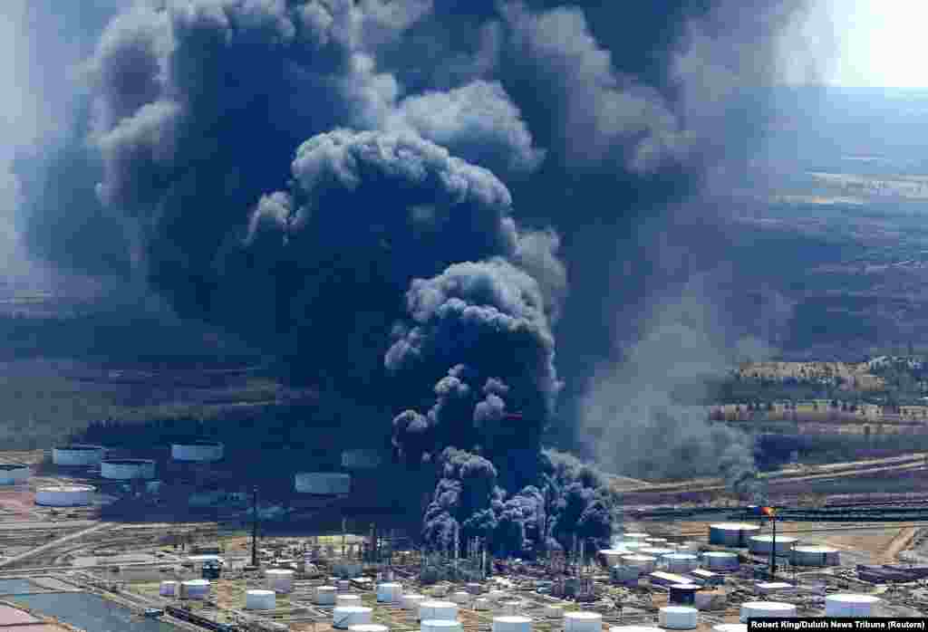 Black smoke rises from the Husky Energy oil refinery following an explosion in Superior, Wisconsin. (Reuters/Robert King/Duluth News Tribune)