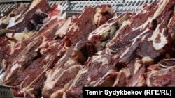 Продажа мяса на рынке Бишкека. 