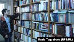 Подросток в библиотеке общественного объединения. Алматы, 5 апреля 2015 года.