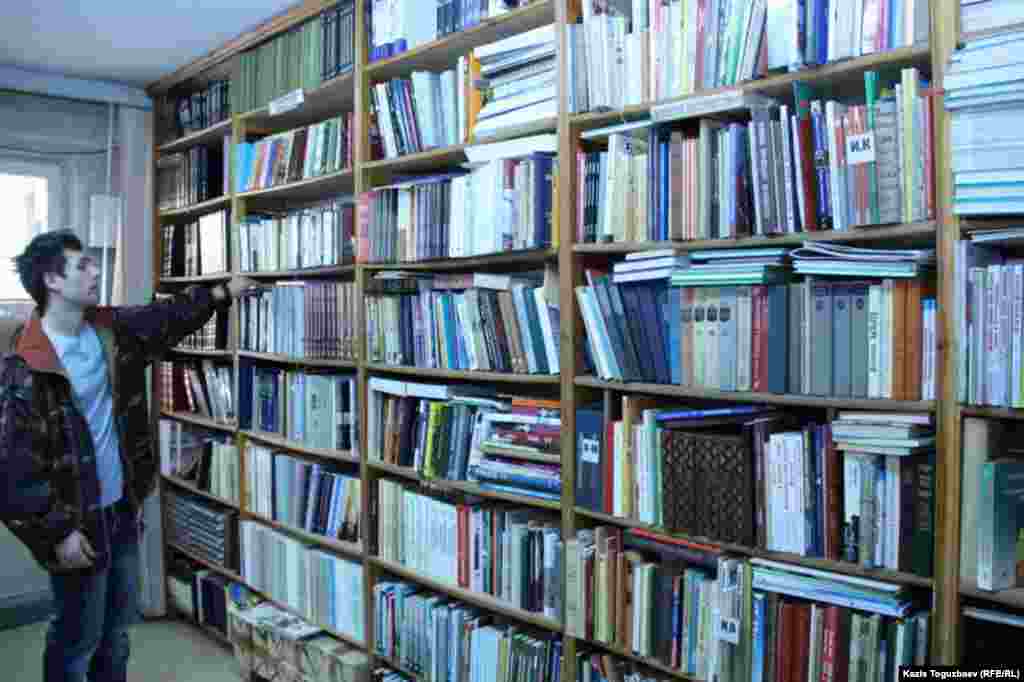Библиотека ассоциации еврейских национальных организаций в Казахстане &quot;Мицва&quot;. По словам президента &quot;Мицвы&quot; Александра Барона, она самая большая по сравнению с библиотеками остальных национальных культурных центров Казахстана.