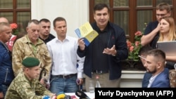 Saakashvili Lvovda sərhədçi zabitlərlə mübahisə edir, 12sent2017