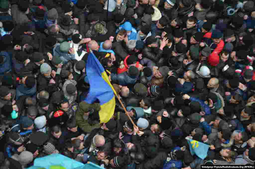 Митинг 26 февраля 2014 года в Симферополе, на котором произошли столкновения, очевидно спровоцированные прибывшими из России казаками и людьми, называвшими себя представителями &quot;самообороны Крыма&quot;. Эти события впоследствии легли в основу череды судебных дел против поддержавших Украину крымчан. Им предъявляли обвинения в участии в массовых беспорядках.