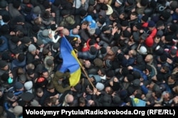 Мітинг проти сепаратизму й мітинг проросійських сил біля парламенту Кримської автономії. Сімферополь, 26 лютого 2014 року