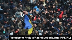 Симферополдо украиначылдар менен орусиячылдардын митинги. 26-февраль, 2014-жыл. 