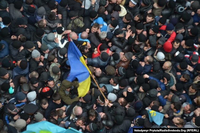 Митинг-противостояние под стенами крымского парламента, 26 февраля 2014 года Митинг-противостояние под стенами крымского парламента, 26 февраля 2014 года
