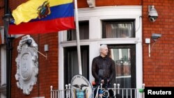 Ассанж на балконе посольства Эквадора 