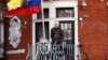 Джулиан Ассанж на балконе посольства Эквадора в Лондоне