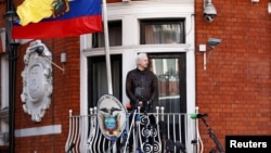 Джулиан Ассанж на балконе посольства Эквадора в Великобритании, 19 мая 2017 года.
