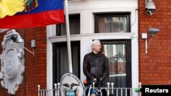 WikiLeaks сайтының негізін қалаушы Джулиан Ассанж Эквадор елшілігінің балконында тұр. Лондон, 19 мамыр 2017 жыл.