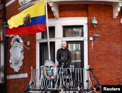 Fondatorul WikiLeaks vorbește de la balconul Ambasadei Ecuadorului din Londra, în Marea Britanie, pe 19 mai 2017.