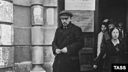 Ленин, с каскета на главата, придружен от Надежда Крупская