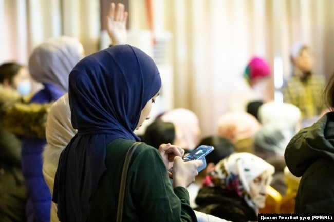 Žena u Kirgistanu nosi hidžab.