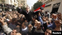Египетте президент Хосни Мүбәрәктің биліктен кетуін талап еткен шерушілер. Каир, 14 ақпан 2011 жыл.